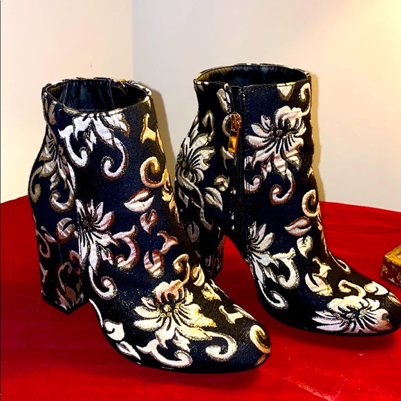 BAMBOO Shoes - Like New Bamboo Ankle Boots size 8
